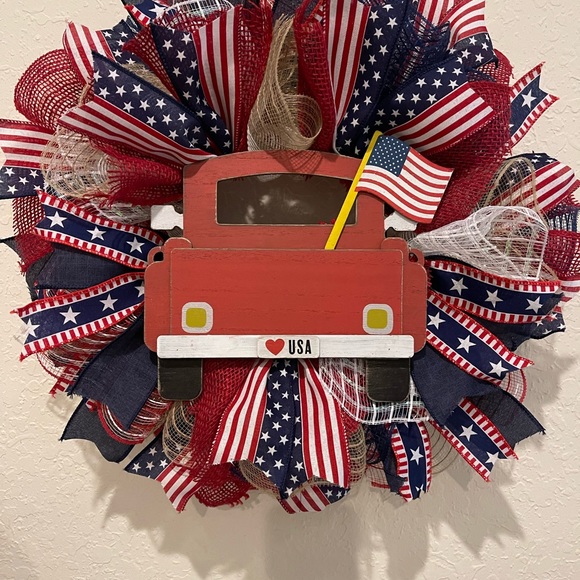 “Red Truck” Patriotic WREATH Red, White & Blue wreath 20” VERY FULL! Flag colors - Picture 8 of 9